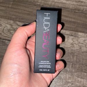 Huda Beauty luminous matte liquid concealer